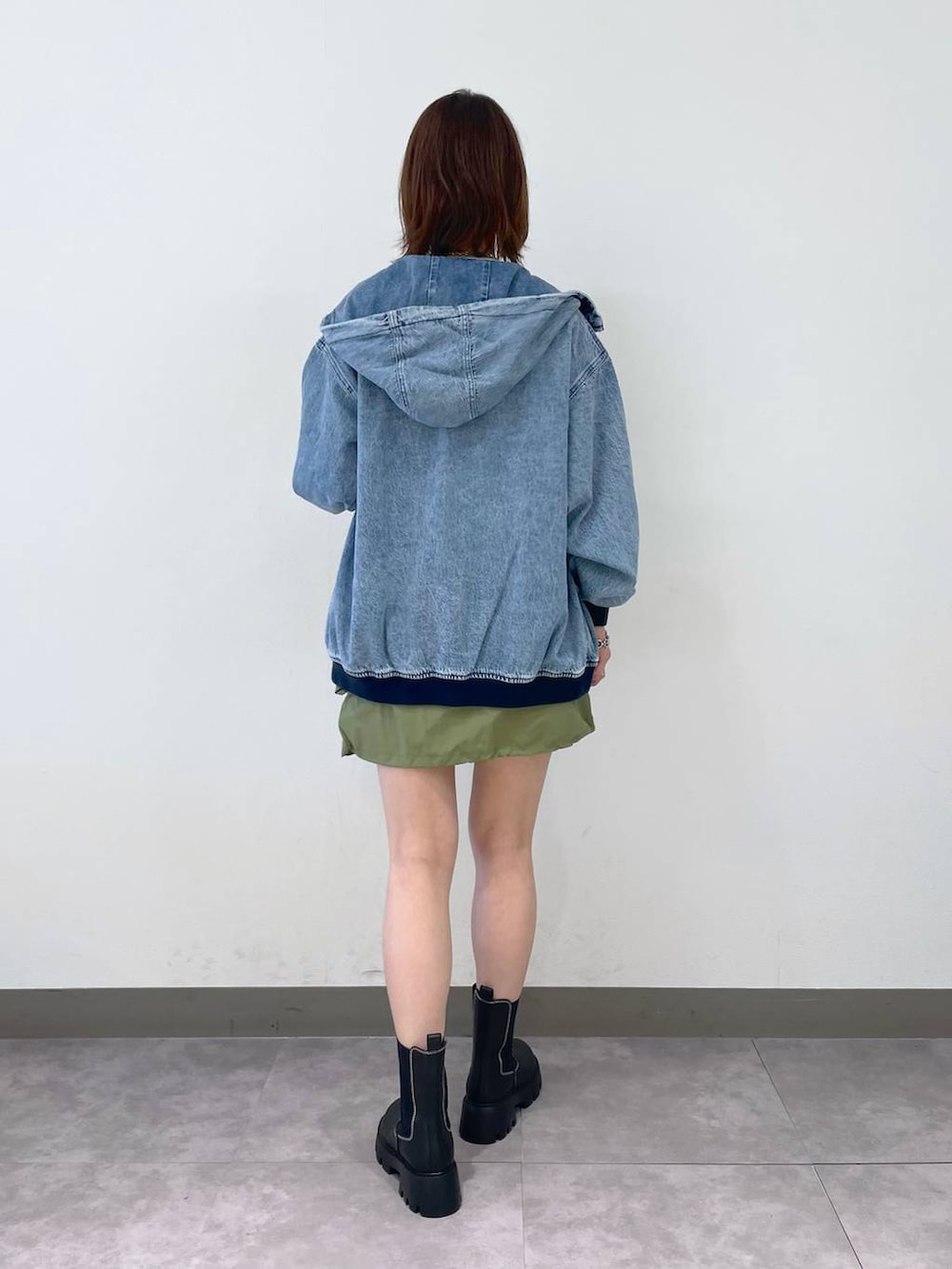 ブルー系のブルゾン、グリーン系のスカート、その他のTシャツ/カットソーを着用したレディースの夏コーディネートの4枚目の写真