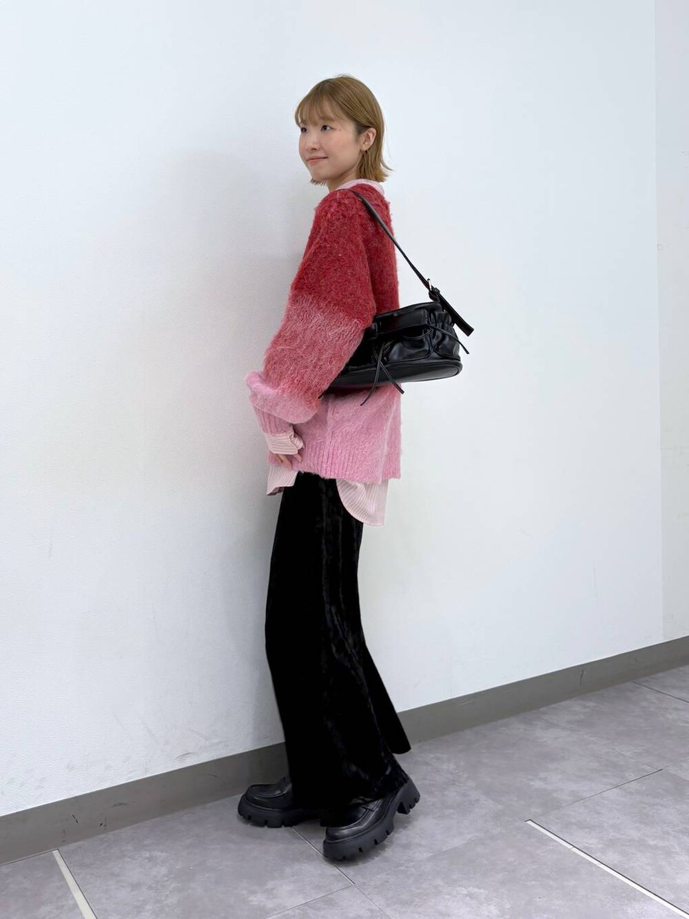 ブラック系のローファー、ブラック系のショルダーバッグ、その他のシャツ/ブラウスを着用したレディースの秋コーディネートの3枚目の写真