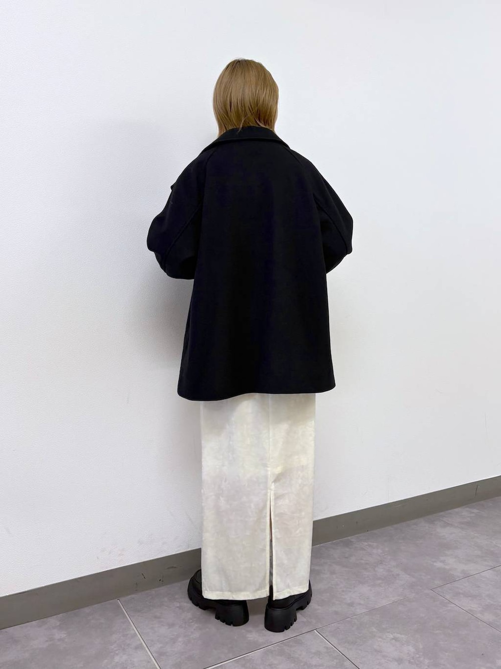 ピンク系のニット/セーター、その他のローファー、ブラック系のブルゾンを着用したレディースの冬コーディネートの3枚目の写真