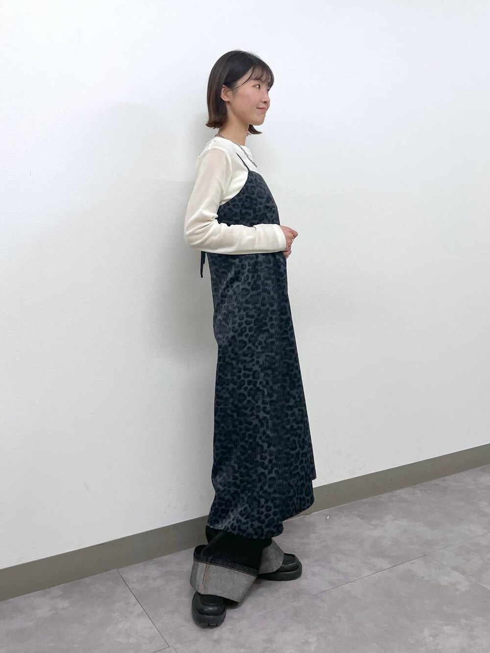 ホワイト系のキャミソール、ホワイト系のTシャツ/カットソー、ブラック系のデニムパンツを着用したレディースの冬コーディネートの2枚目の写真