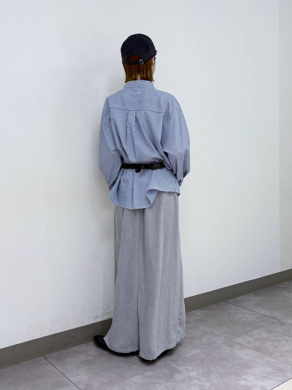 ブラック系のパンプス、ブラック系のボディバッグ/ウエストポーチ、ブルー系のシャツ/ブラウスを着用したレディースの春コーディネートの4枚目の写真