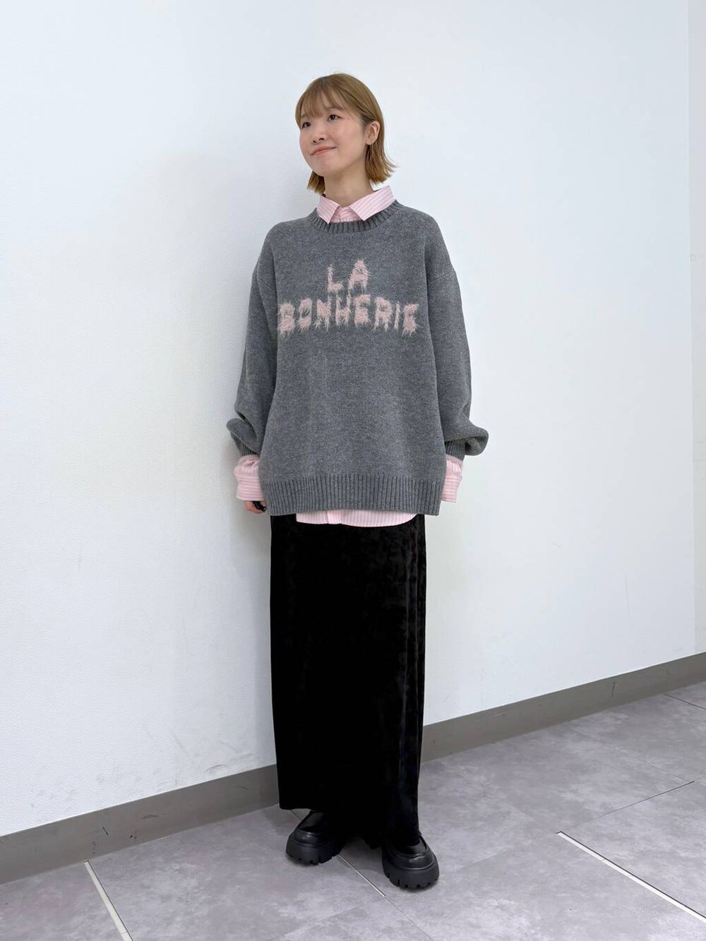 ブラック系のローファー、グレー系のニット/セーター、その他のシャツ/ブラウスを着用したレディースの秋コーディネートの7枚目の写真