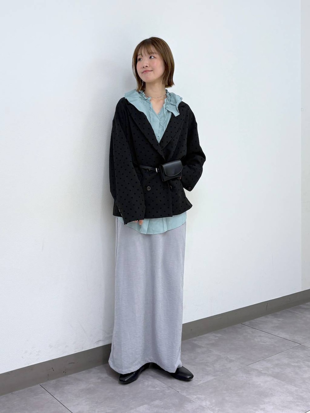 ブラック系のパンプス、その他のテーラードジャケット、グリーン系のシャツ/ブラウスを着用したレディースの春コーディネートの6枚目の写真