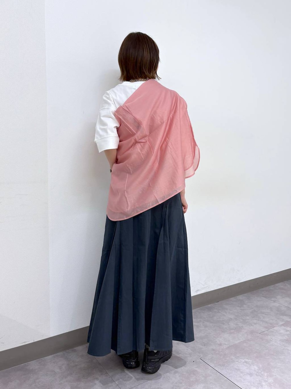 ホワイト系のTシャツ/カットソー、ブラック系のスニーカー、ブルー系のスカートを着用したレディースの春コーディネートの3枚目の写真