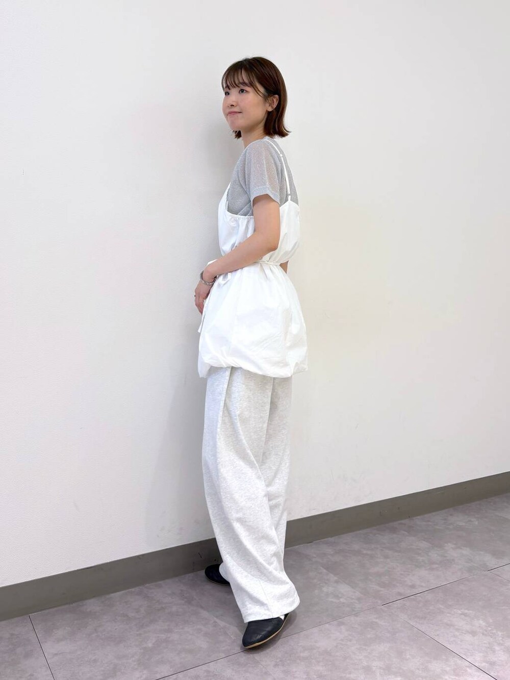 グレー系のTシャツ/カットソー、グレー系のスウェットパンツ、ホワイト系のワンピースを着用したレディースの夏コーディネートの3枚目の写真