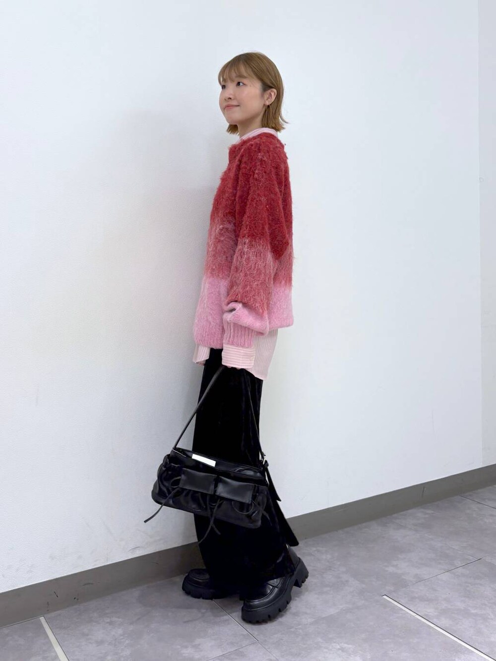 ブラック系のローファー、ブラック系のショルダーバッグ、その他のシャツ/ブラウスを着用したレディースの秋コーディネートの6枚目の写真