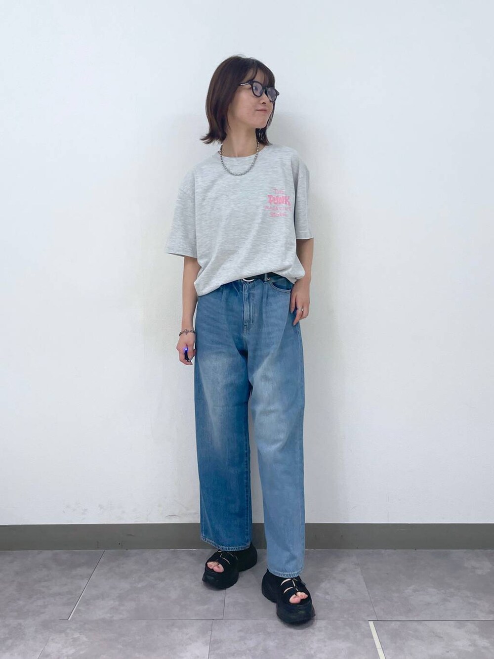 その他のTシャツ/カットソー、ブラック系のサンダル、ブルー系のデニムパンツを着用したレディースの夏コーディネートの3枚目の写真