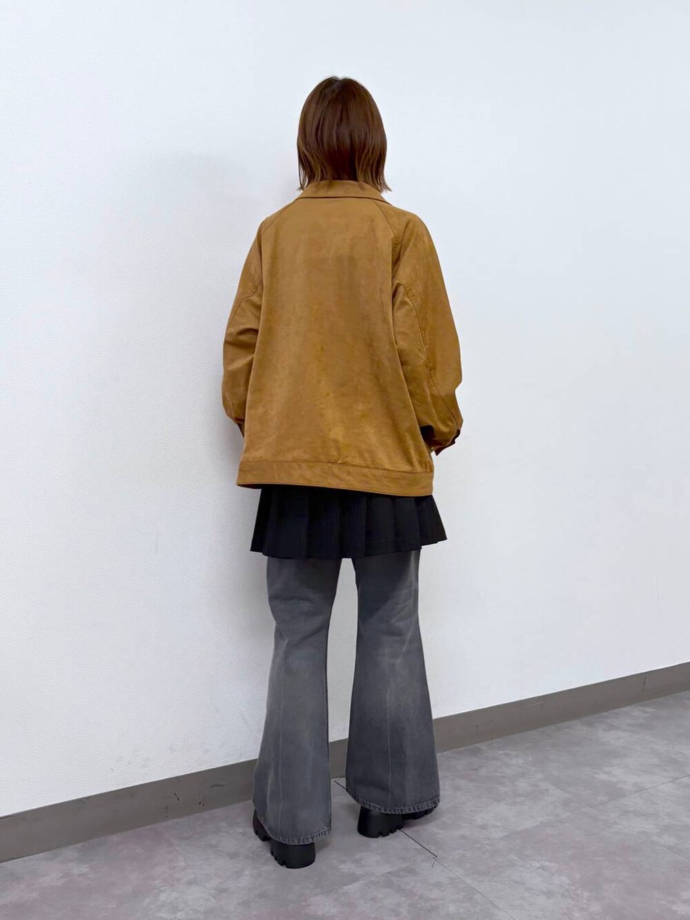 その他のローファー、グレー系のデニムパンツ、ブラウン系のブルゾンを着用したレディースの秋コーディネートの5枚目の写真