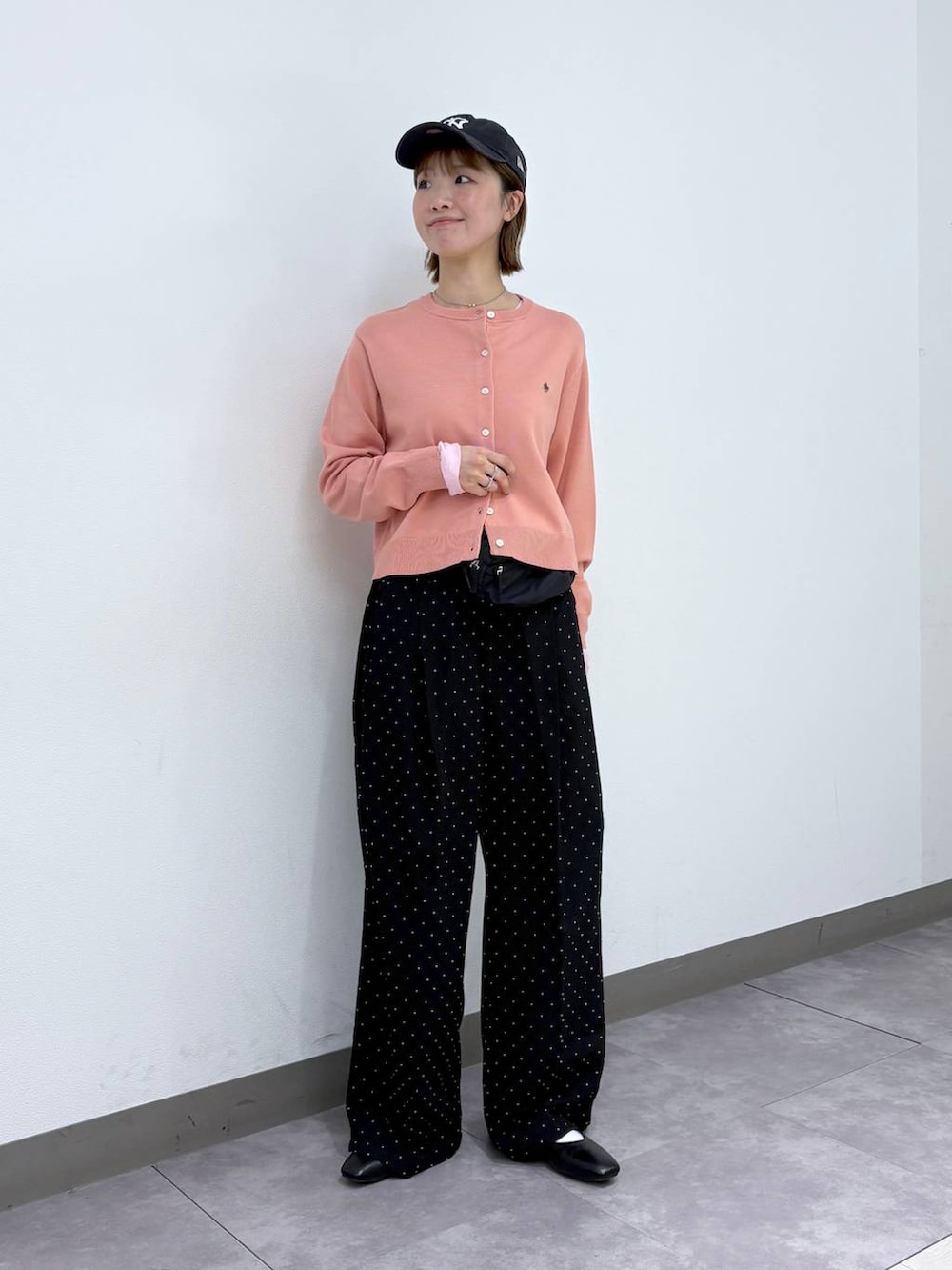 ブラック系のパンプス、ブラック系のボディバッグ/ウエストポーチ、ブラック系のスラックスを着用したレディースの春コーディネートの5枚目の写真