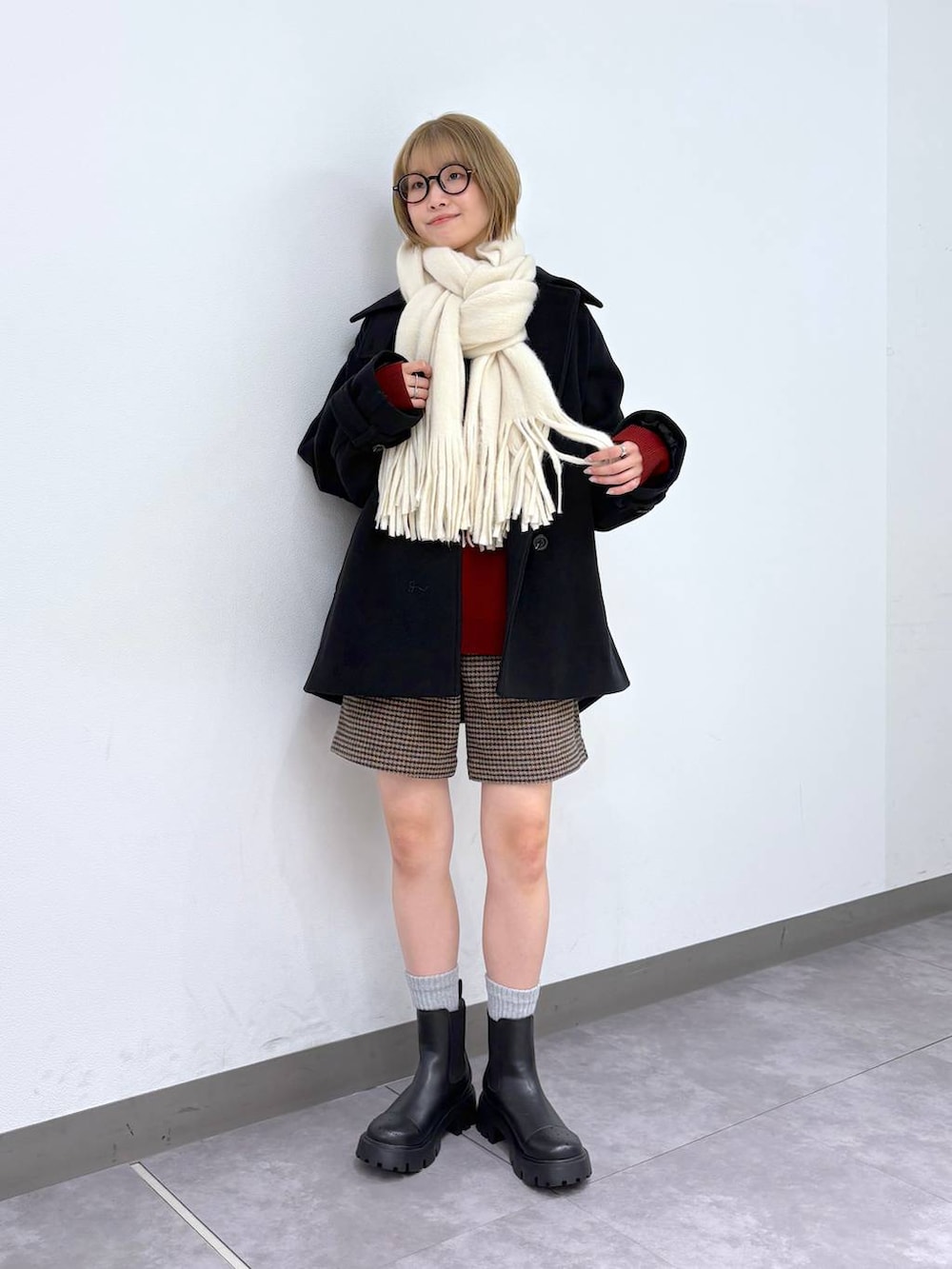 ブラック系のブルゾン、ブラック系のブーツ、ブラウン系のその他パンツを着用したレディースの秋コーディネートの5枚目の写真