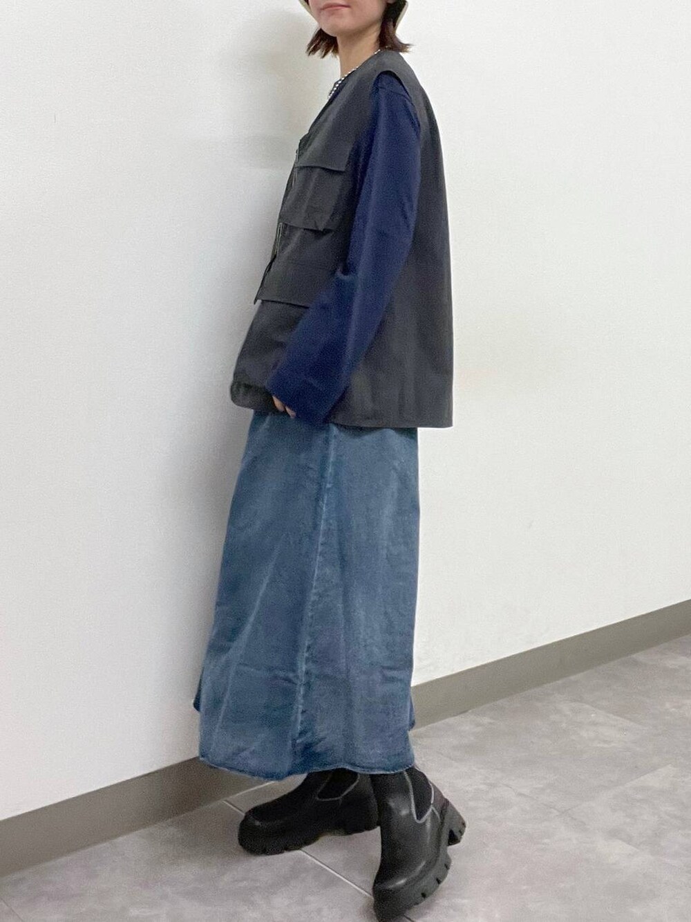 ブラック系のベスト、ブルー系のTシャツ/カットソー、ブルー系のワンピースを着用したレディースの夏コーディネートの3枚目の写真