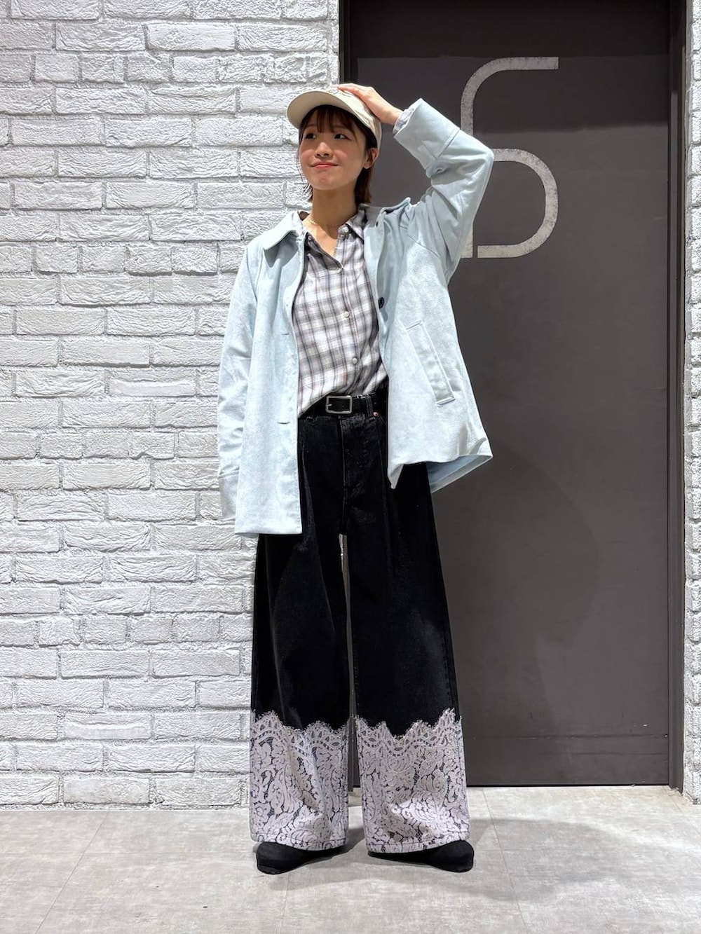 ブラック系のシャツ/ブラウス、ブルー系のブルゾン、ブラック系のデニムパンツを着用したレディースの冬コーディネートの2枚目の写真