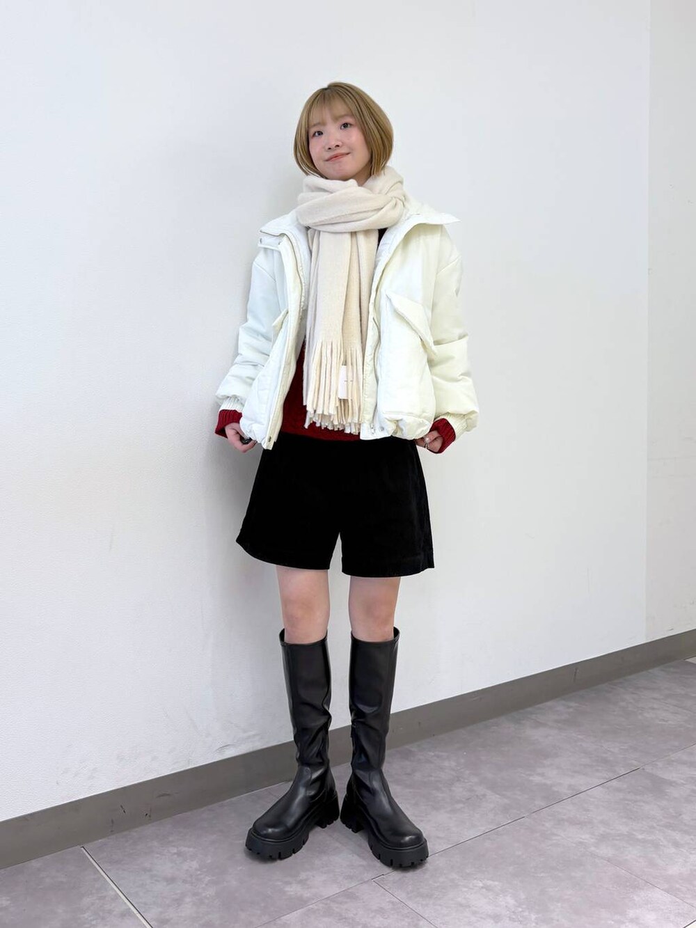 ブラック系のブーツ、ブラック系のその他パンツ、レッド系のニット/セーターを着用したレディースの冬コーディネートの5枚目の写真