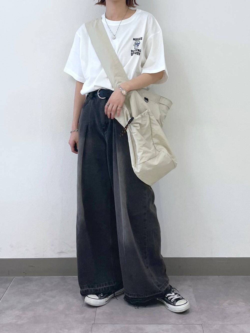 ホワイト系のショルダーバッグ、ブラック系のデニムパンツ、ホワイト系のTシャツ/カットソーを着用したレディースの夏コーディネートの2枚目の写真