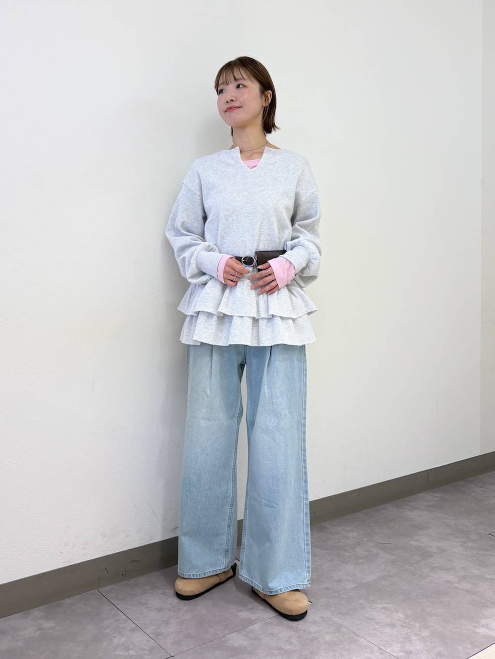 ブルー系のデニムパンツ、グレー系のスウェット、ピンク系のTシャツ/カットソーを着用したレディースの冬コーディネートの5枚目の写真