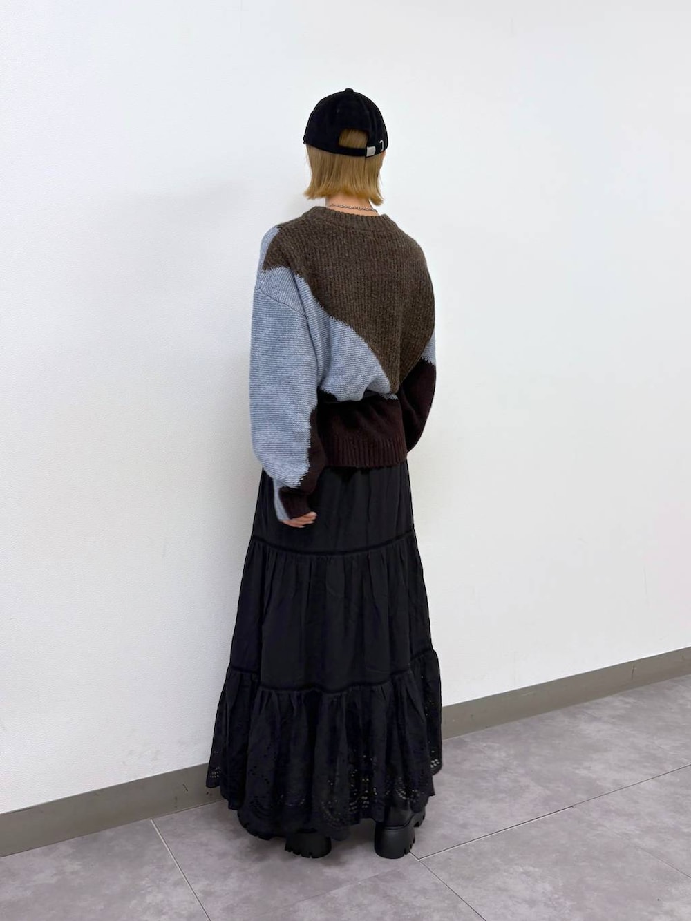 その他のローファー、ブラック系のスカート、ブラウン系のニット/セーターを着用したレディースの冬コーディネートの4枚目の写真