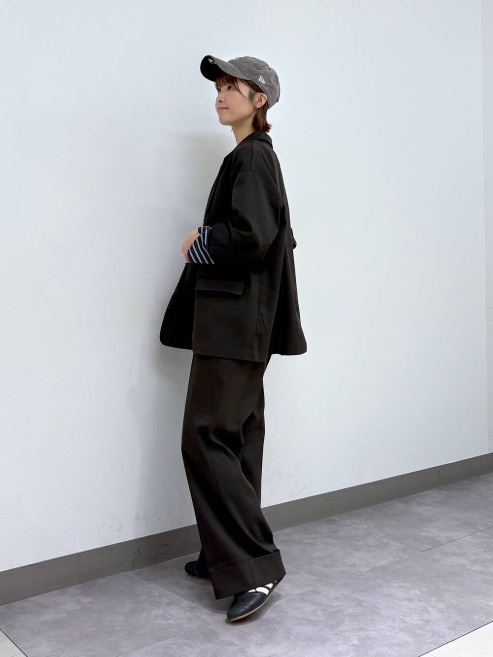 グレー系のTシャツ/カットソー、ブラウン系のスラックス、ブラウン系のテーラードジャケットを着用したレディースの夏コーディネートの3枚目の写真