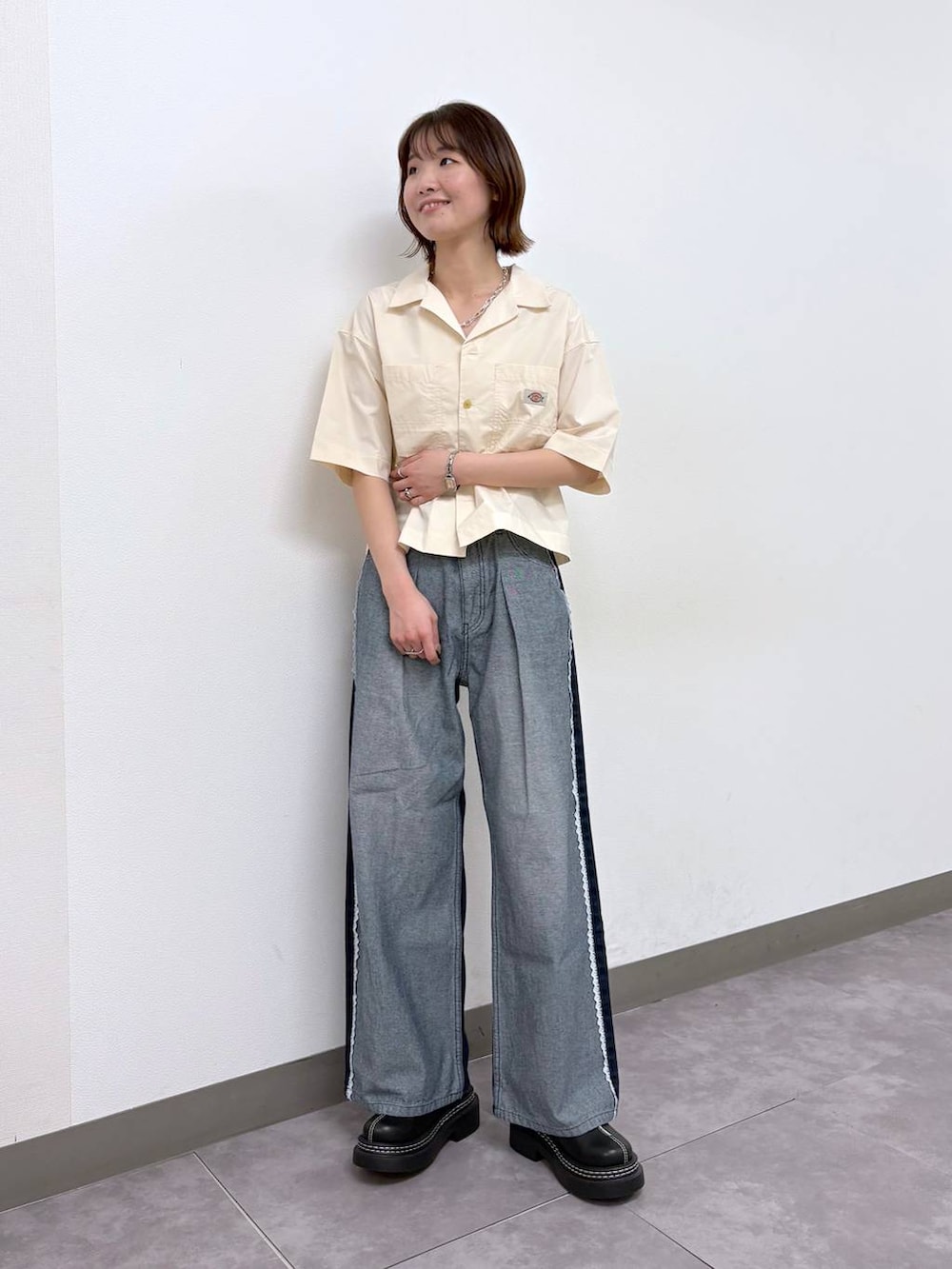 ブラック系のローファー、ブルー系のデニムパンツ、ホワイト系のシャツ/ブラウスを着用したレディースの春コーディネートの4枚目の写真