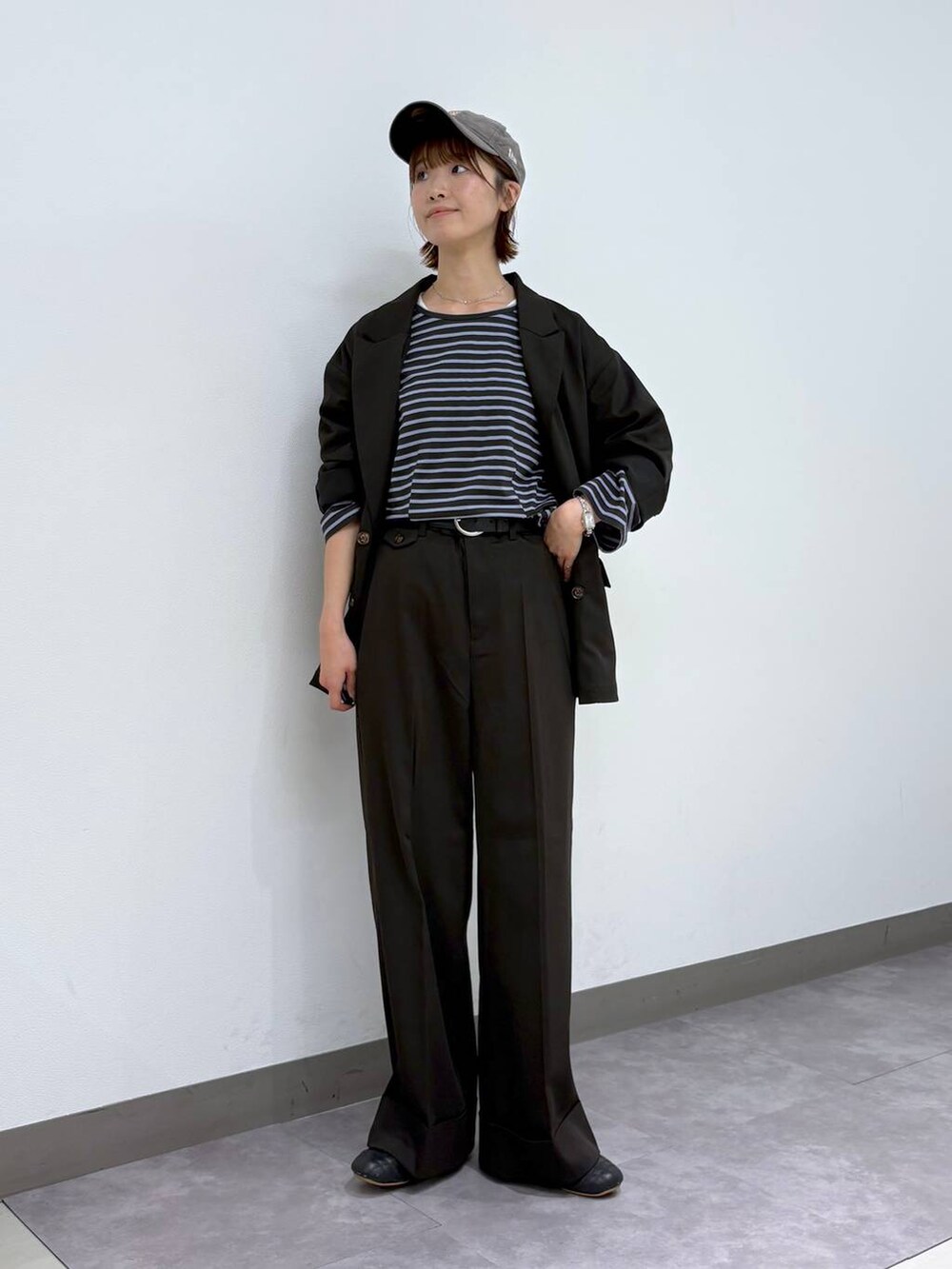 グレー系のTシャツ/カットソー、ブラウン系のスラックス、ブラウン系のテーラードジャケットを着用したレディースの夏コーディネートの5枚目の写真