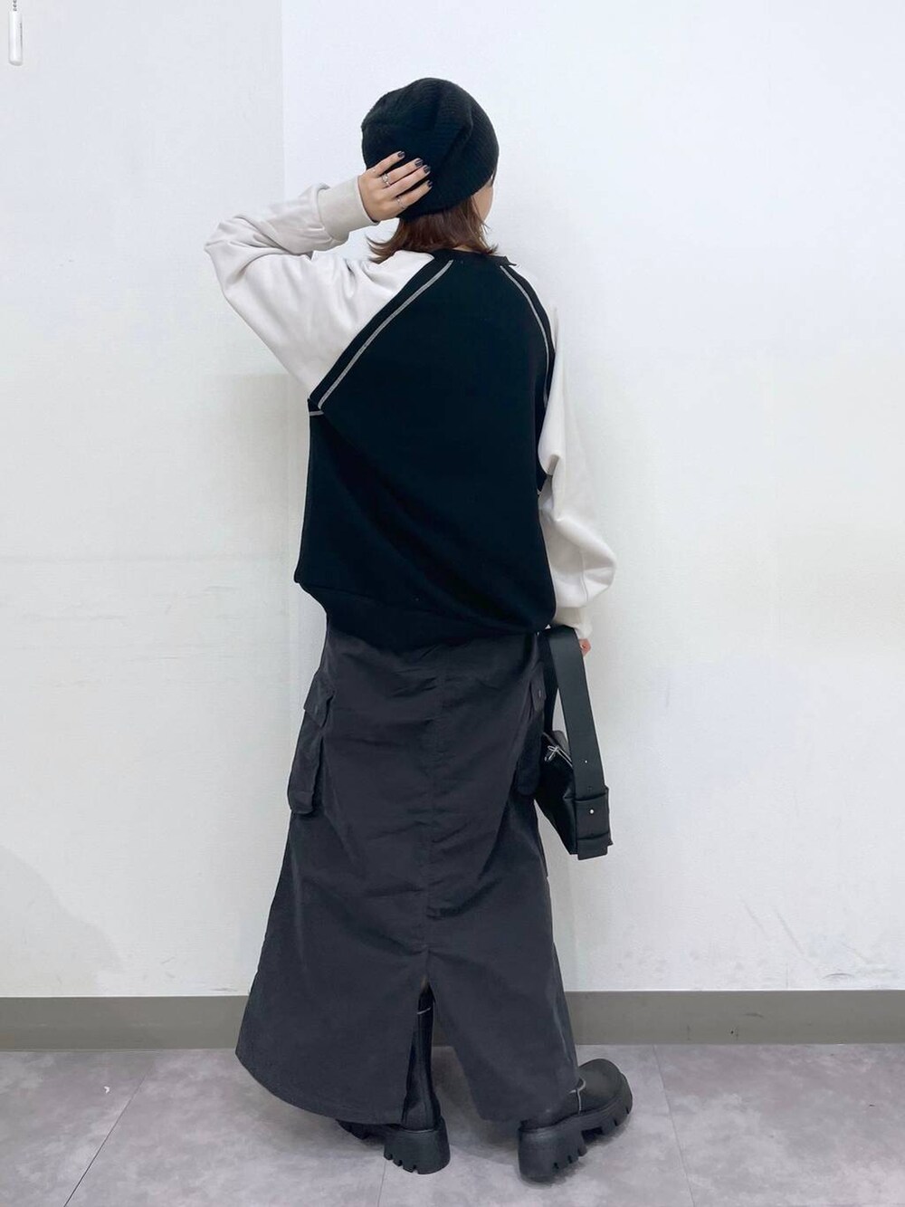 ブラック系のブーツ、ブラック系のショルダーバッグ、ブラック系のスウェットを着用したレディースの冬コーディネートの4枚目の写真