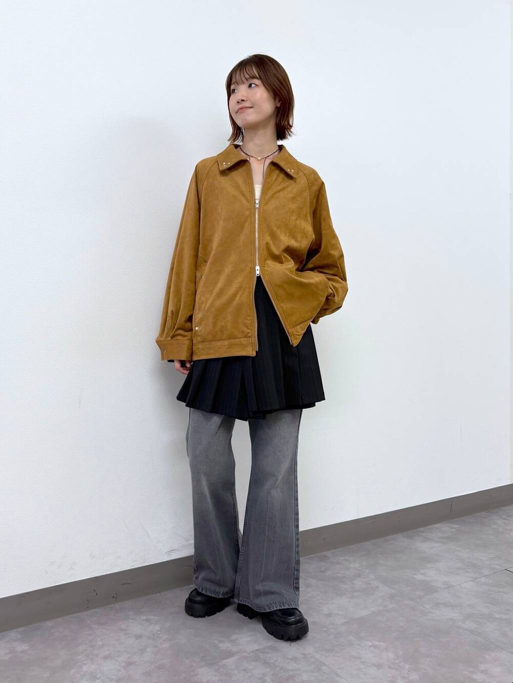 その他のローファー、グレー系のデニムパンツ、ブラウン系のブルゾンを着用したレディースの秋コーディネートの2枚目の写真