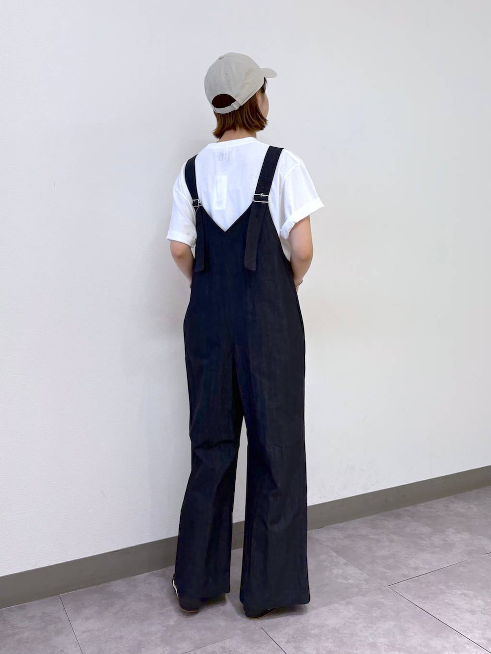 その他のTシャツ/カットソー、ブルー系のサロペット/オーバーオール、その他のキャップを着用したレディースの夏コーディネートの4枚目の写真