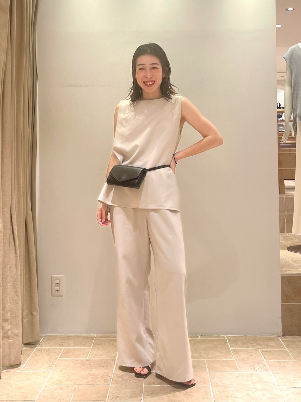 「セットアップ、夏コーデ、夏ファッション、リラックススタイル、きれいめコーディネート、おしゃれさんと繋がりたい、ボディバッグ、ガリャルダガランテ、ママコーデ」｜「GALLARDAGALANTEの【3サイズ展開】ワイドドロストパンツ（その他パンツ、ベージュ系）」を使った、gg_makiko_tgさん（骨格ナチュラル・レディース・161cm）の夏コーディネートの2枚目の写真