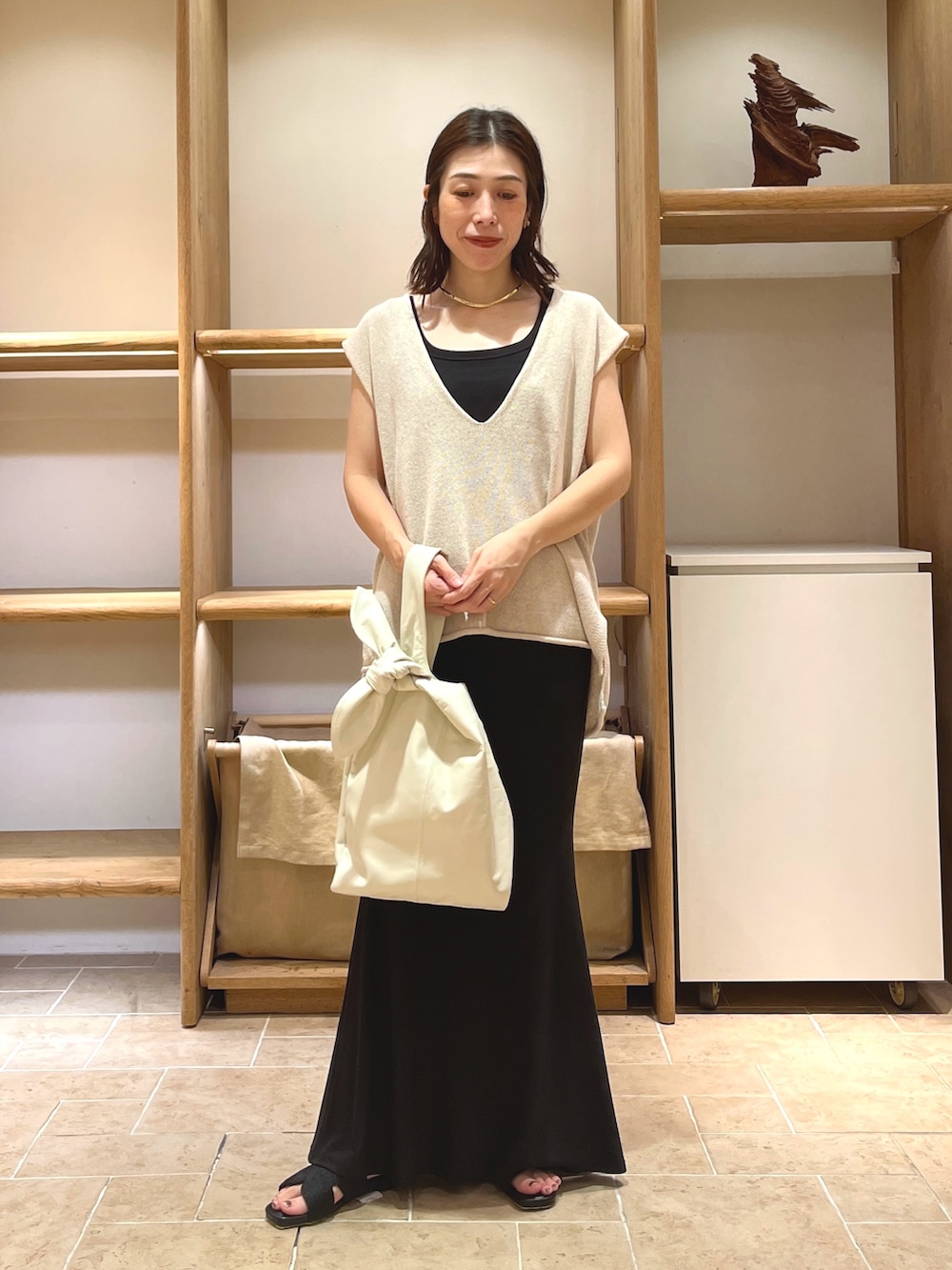 「レイヤードスタイル、サンダル、夏コーデ、カジュアルスタイル、お出かけコーデ、オトナ女子、夏、シンプルスタイル、大人ファッション、春夏コーデ、休日スタイル、マーメイドスカート、Vネックニット、ガリャルダガランテ」|「GALLARDAGALANTEの深Vネックニットベスト(ニット/セーター、ベージュ系)」を使った、gg_makiko_tgさん(レディース・161cm)の夏コーディネートの4枚目の写真