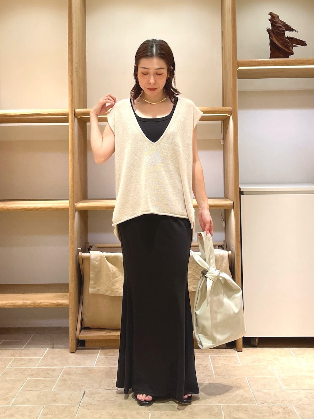 「レイヤードスタイル、サンダル、夏コーデ、カジュアルスタイル、お出かけコーデ、オトナ女子、夏、シンプルスタイル、大人ファッション、春夏コーデ、休日スタイル、マーメイドスカート、Vネックニット、ガリャルダガランテ」|「GALLARDAGALANTEの深Vネックニットベスト(ニット/セーター、ベージュ系)」を使った、gg_makiko_tgさん(レディース・161cm)の夏コーディネートの5枚目の写真