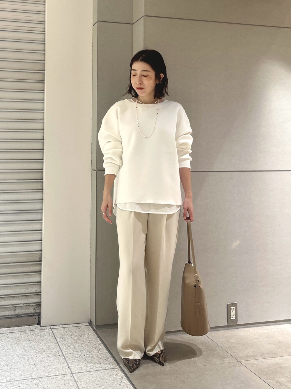 ホワイト系のTシャツ/カットソー、ホワイト系のシャツ/ブラウス、ホワイト系のその他パンツを着用したレディースの秋コーディネートの2枚目の写真