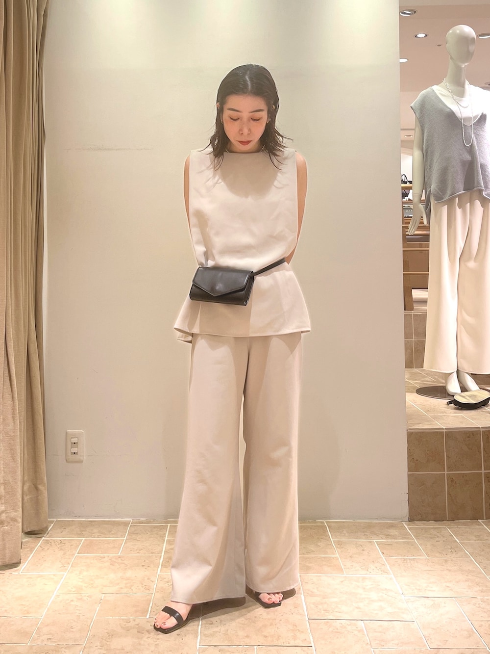 「セットアップ、夏コーデ、夏ファッション、リラックススタイル、きれいめコーディネート、おしゃれさんと繋がりたい、ボディバッグ、ガリャルダガランテ、ママコーデ」｜「GALLARDAGALANTEの【3サイズ展開】ワイドドロストパンツ（その他パンツ、ベージュ系）」を使った、gg_makiko_tgさん（骨格ナチュラル・レディース・161cm）の夏コーディネートの3枚目の写真