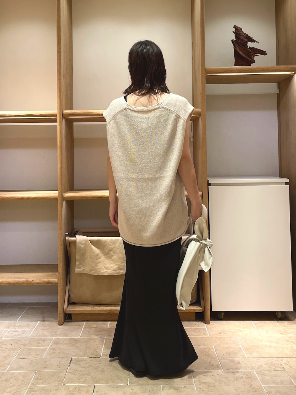 「レイヤードスタイル、サンダル、夏コーデ、カジュアルスタイル、お出かけコーデ、オトナ女子、夏、シンプルスタイル、大人ファッション、春夏コーデ、休日スタイル、マーメイドスカート、Vネックニット、ガリャルダガランテ」|「GALLARDAGALANTEの深Vネックニットベスト(ニット/セーター、ベージュ系)」を使った、gg_makiko_tgさん(レディース・161cm)の夏コーディネートの3枚目の写真