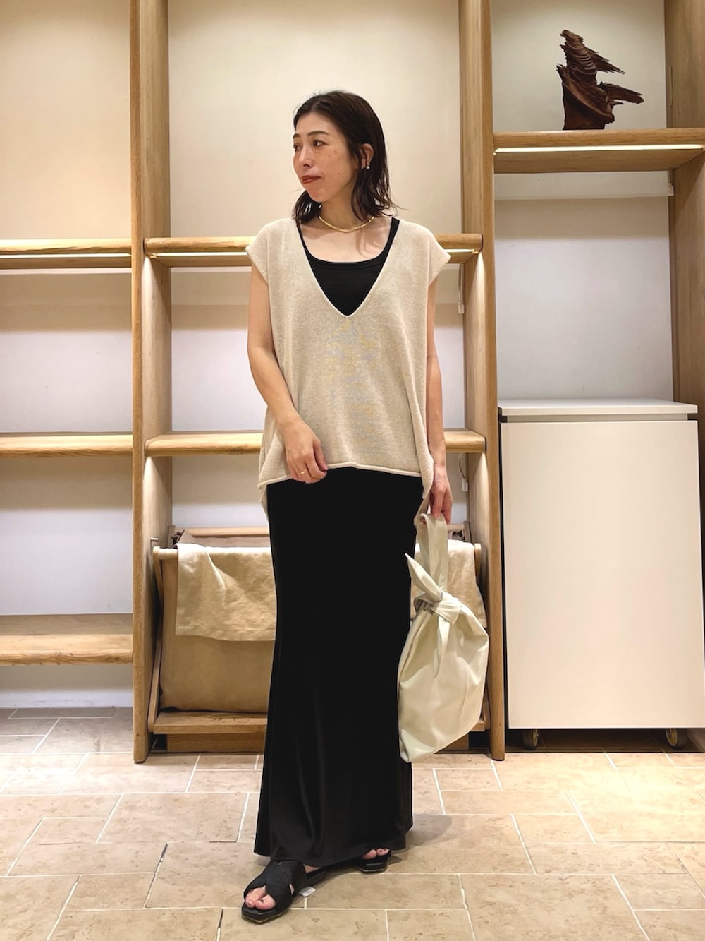 「レイヤードスタイル、サンダル、夏コーデ、カジュアルスタイル、お出かけコーデ、オトナ女子、夏、シンプルスタイル、大人ファッション、春夏コーデ、休日スタイル、マーメイドスカート、Vネックニット、ガリャルダガランテ」|「GALLARDAGALANTEの深Vネックニットベスト(ニット/セーター、ベージュ系)」を使った、gg_makiko_tgさん(レディース・161cm)の夏コーディネートの2枚目の写真