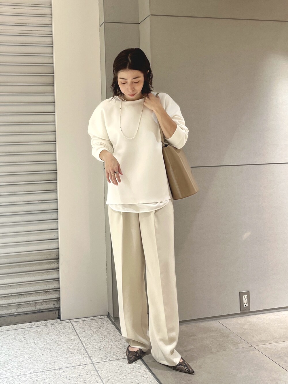 ホワイト系のTシャツ/カットソー、ホワイト系のシャツ/ブラウス、ホワイト系のその他パンツを着用したレディースの秋コーディネートの4枚目の写真