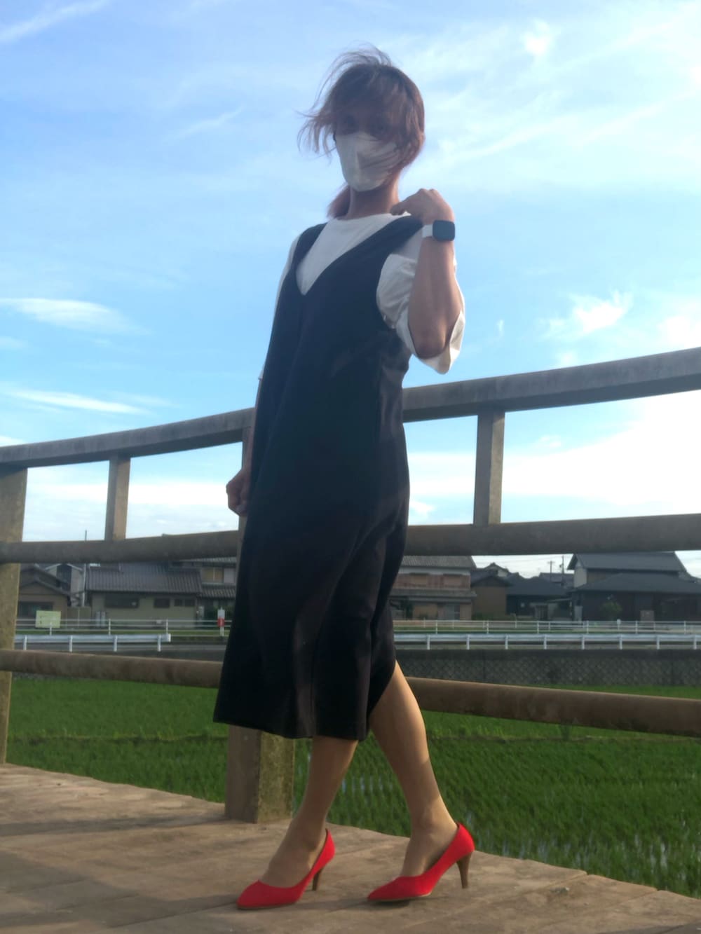 「レイヤードスタイル、おしゃれさんと繋がりたい、いいね、save、フォローお願いします🤑、ラフコーデ、ジャンパースカート、パンプス」｜「Availのアイテム（パンプス、レッド系）」を使った、ゆきさん（メンズ・172cm）の夏コーディネートの5枚目の写真