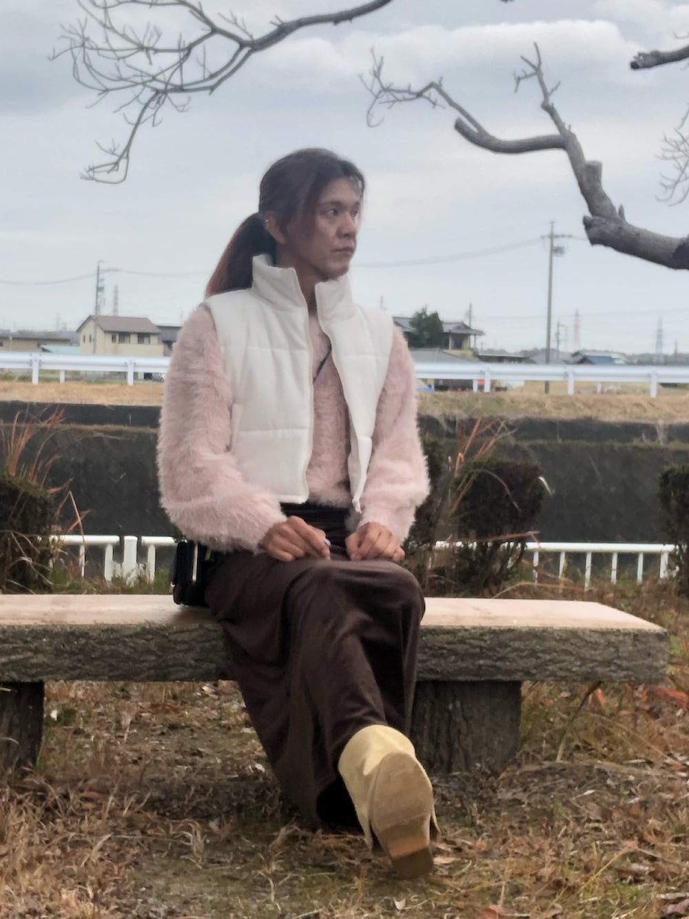 ブラック系のスカート、ベージュ系のブーツ、ピンク系のニット/セーターを着用したメンズの冬コーディネートの4枚目の写真