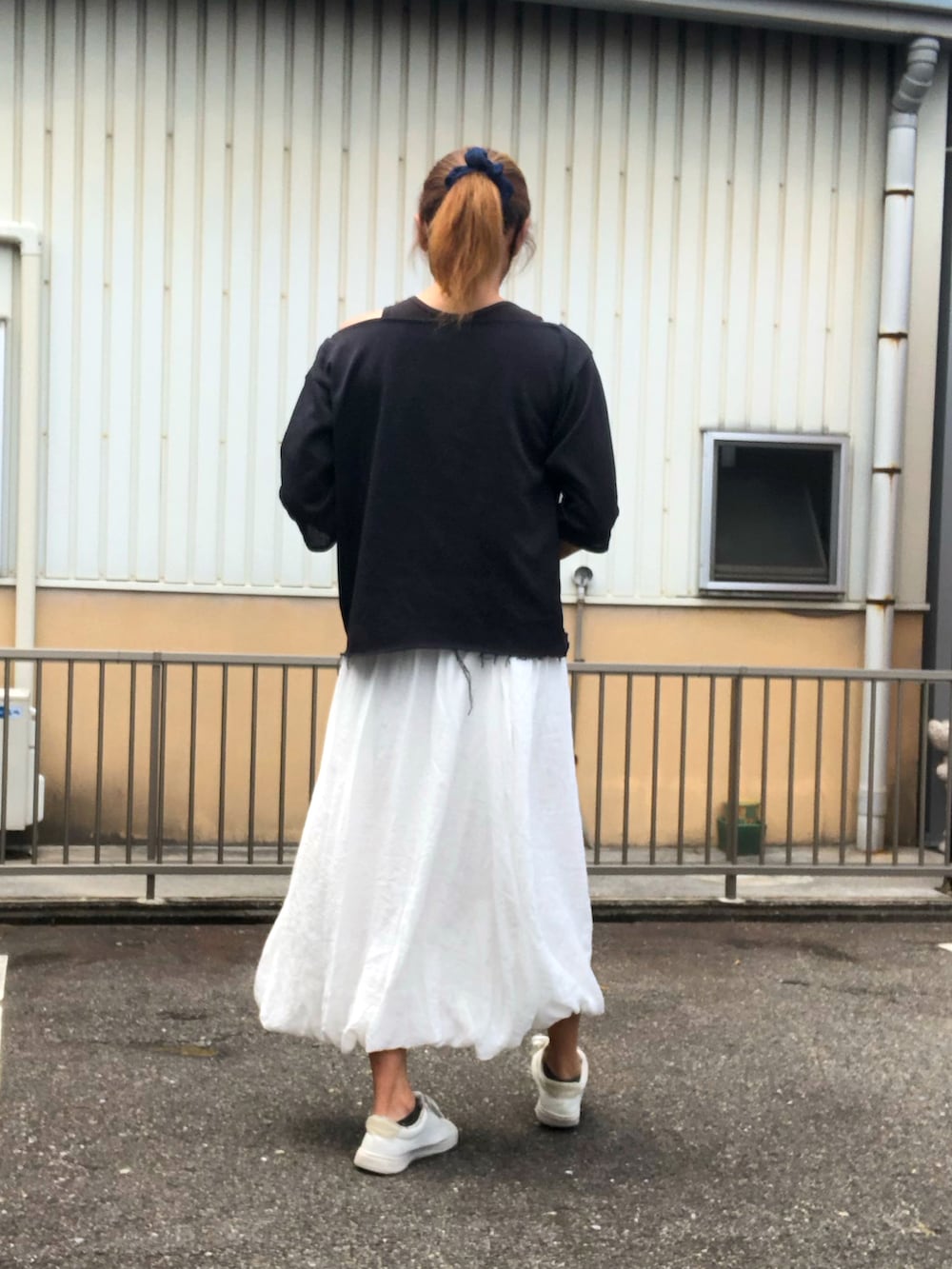 「モノトーン、春夏コーデ、オトナカジュアル、最近のいい感じコーデ、バルーンスカート、オフショルダー、メンズスカート、ジェンダーレス」｜「しまむらのアイテム（スニーカー、ホワイト系）」を使った、ゆきさん（メンズ・172cm）の春コーディネートの5枚目の写真