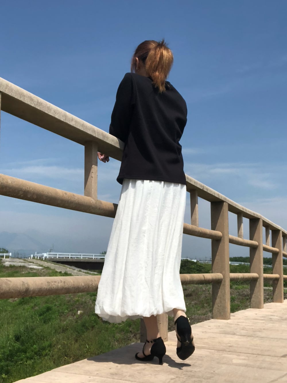 「大人コーデ、モノトーンコーデ、メンズスカート、ジェンダーレス、オトナカワイイ、きれいめカジュアル」｜「古着のアイテム（ニット/セーター、ブラック系）」を使った、ゆきさん（メンズ・172cm）の春コーディネートの3枚目の写真