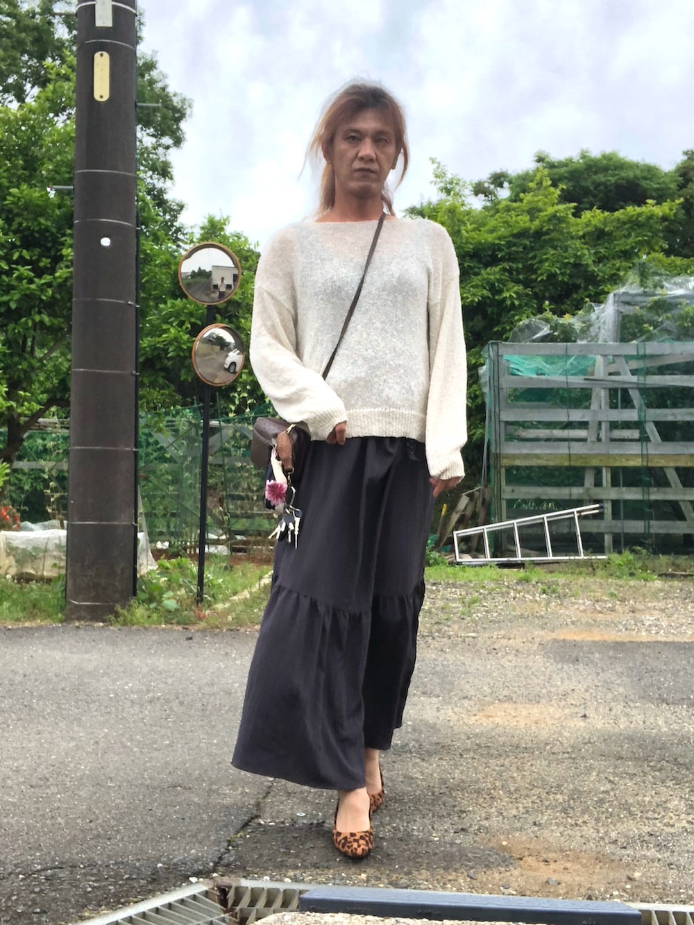 「モノトーン、春夏コーデ、オトナカジュアル、おしゃれさんと繋がりたい、今日のコーデ、メンズスカート、ジェンダーレス」｜「しまむらのアイテム（ワンピース/ドレス、グレー系）」を使った、ゆきさん（メンズ・172cm）の春コーディネートの5枚目の写真