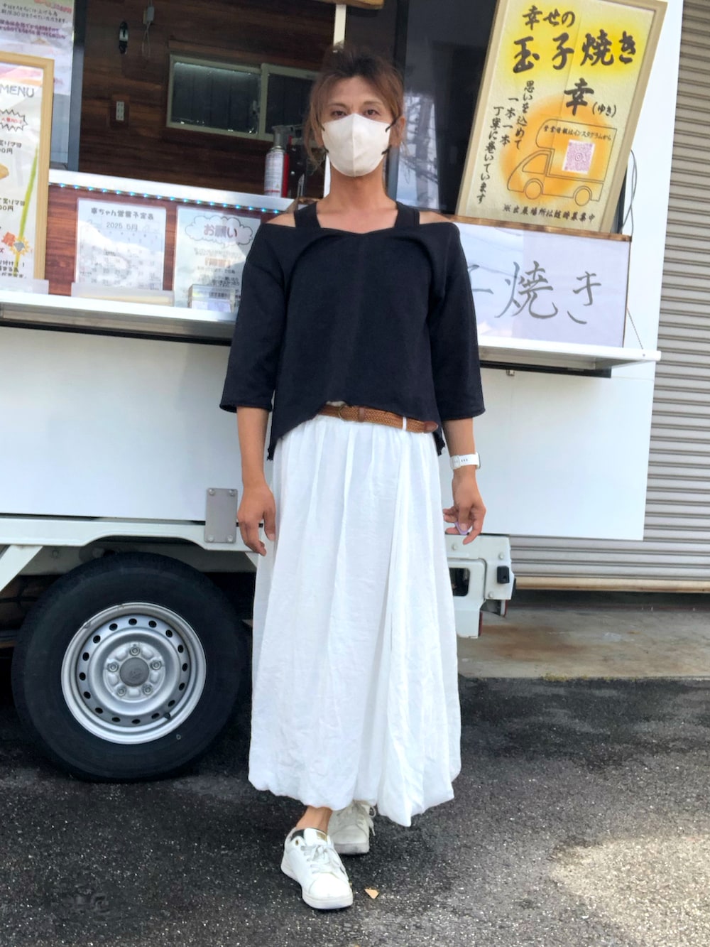 「モノトーン、春夏コーデ、オトナカジュアル、最近のいい感じコーデ、バルーンスカート、オフショルダー、メンズスカート、ジェンダーレス」｜「しまむらのアイテム（スニーカー、ホワイト系）」を使った、ゆきさん（メンズ・172cm）の春コーディネートの3枚目の写真