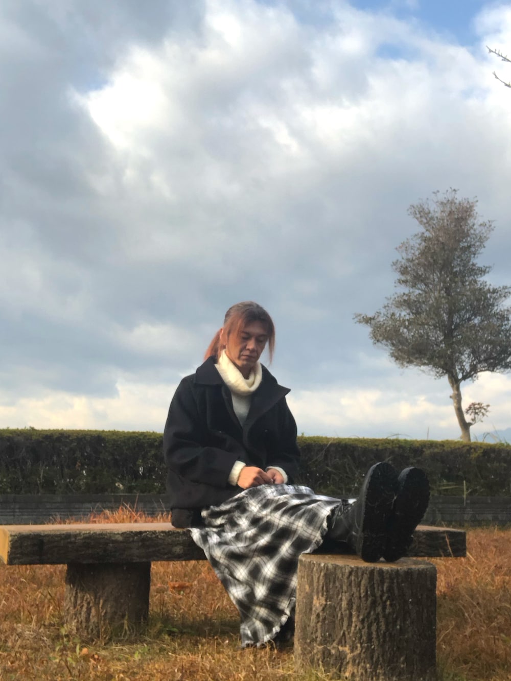 ホワイト系のスカート、ブラック系のブーツ、ブラック系のジャケット/アウターを着用したメンズの冬コーディネートの3枚目の写真