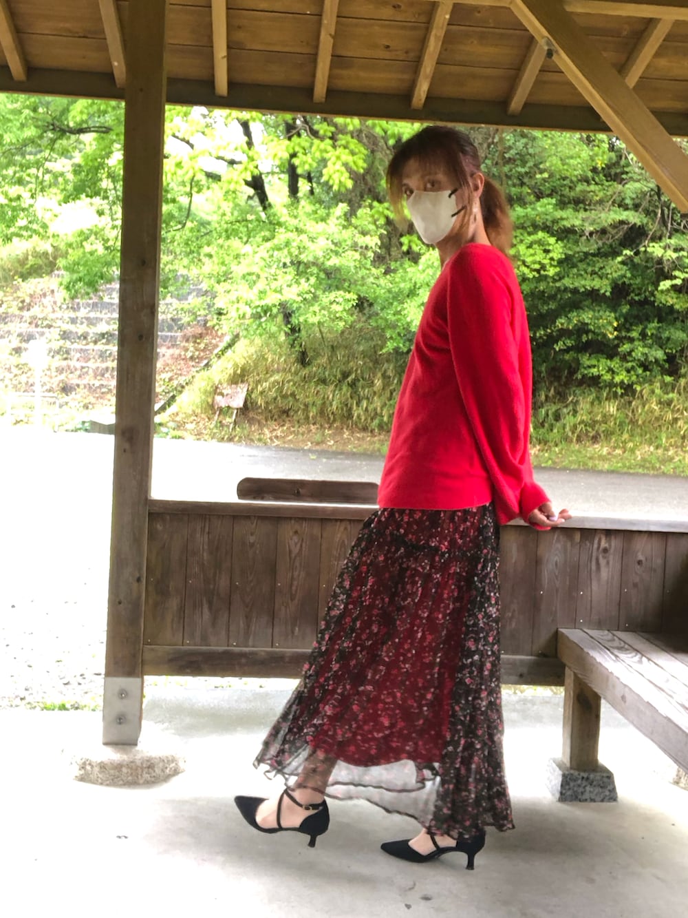 「最近のいい感じコーデ、セットアップ、レイヤードスタイル、休日スタイル、春夏コーデ、おでかけコーデ、大人きれいめ、キレイめ、赤」｜「Availのアイテム（サンダル、ブラック系）」を使った、ゆきさん（メンズ・172cm）の春コーディネートの3枚目の写真