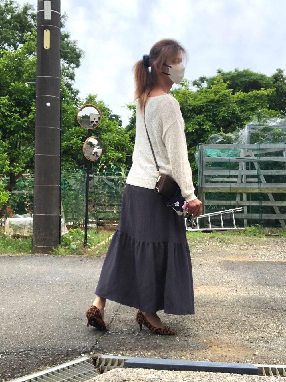 「モノトーン、春夏コーデ、オトナカジュアル、おしゃれさんと繋がりたい、今日のコーデ、メンズスカート、ジェンダーレス」｜「しまむらのアイテム（ワンピース/ドレス、グレー系）」を使った、ゆきさん（メンズ・172cm）の春コーディネートの2枚目の写真