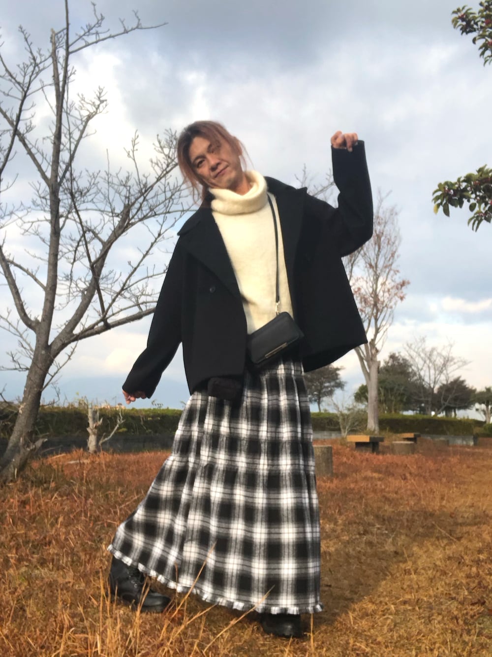 ホワイト系のスカート、ブラック系のブーツ、ブラック系のジャケット/アウターを着用したメンズの冬コーディネートの5枚目の写真