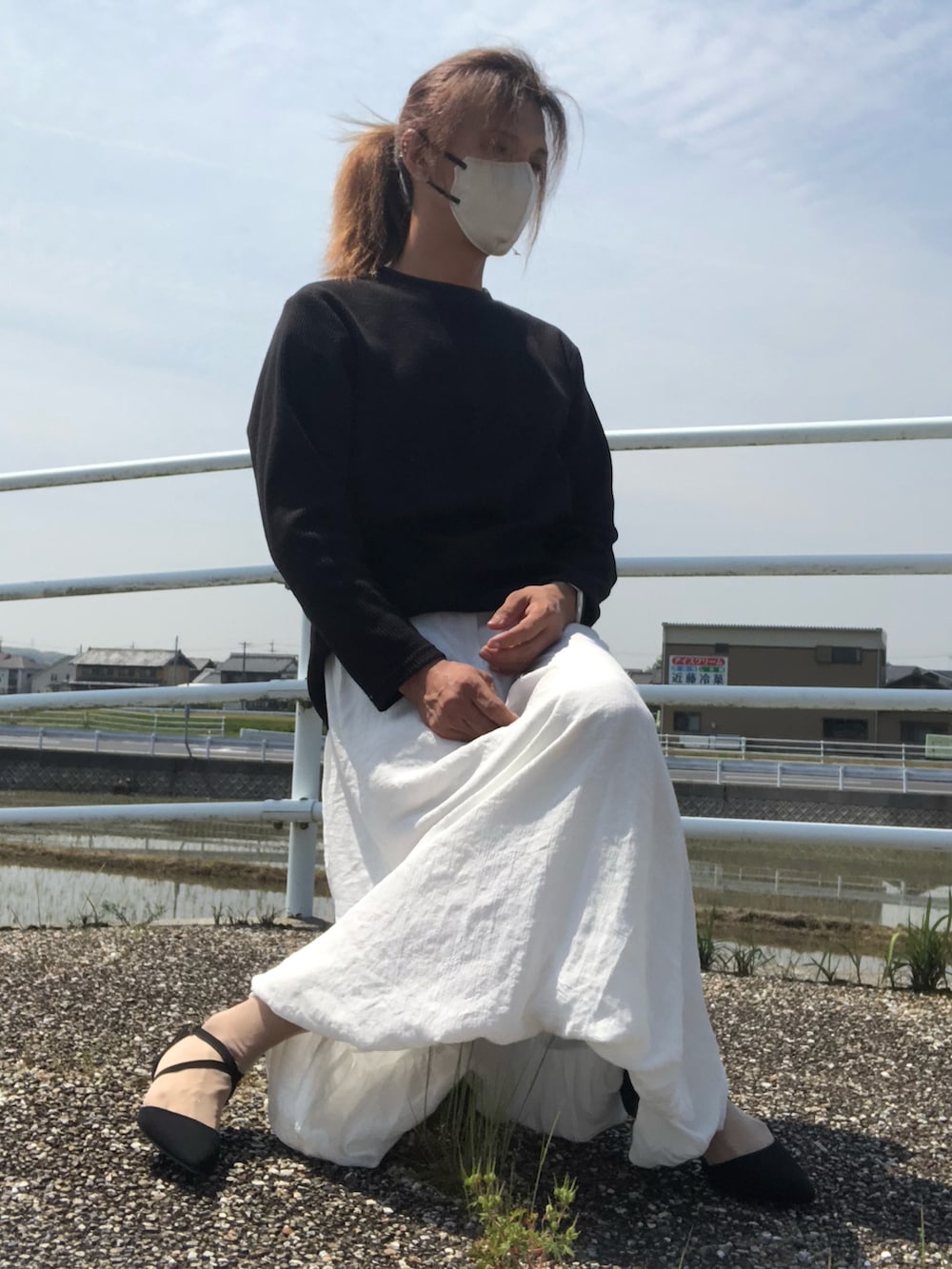 「大人コーデ、モノトーンコーデ、メンズスカート、ジェンダーレス、オトナカワイイ、きれいめカジュアル」｜「古着のアイテム（ニット/セーター、ブラック系）」を使った、ゆきさん（メンズ・172cm）の春コーディネートの5枚目の写真