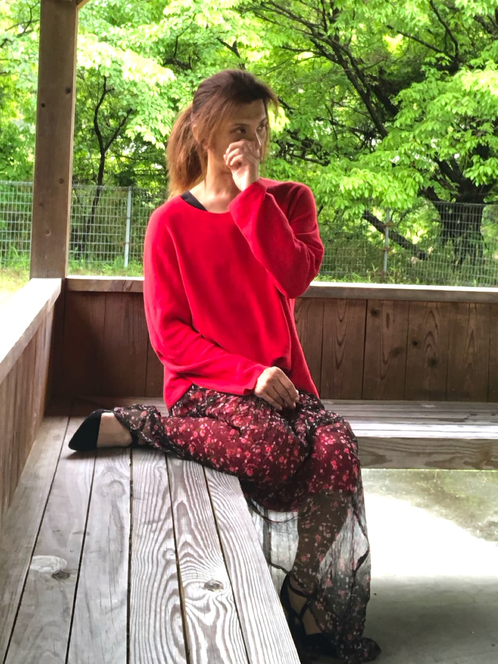 「最近のいい感じコーデ、セットアップ、レイヤードスタイル、休日スタイル、春夏コーデ、おでかけコーデ、大人きれいめ、キレイめ、赤」｜「Availのアイテム（サンダル、ブラック系）」を使った、ゆきさん（メンズ・172cm）の春コーディネートの5枚目の写真