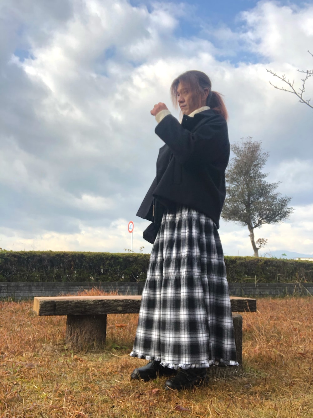 ホワイト系のスカート、ブラック系のブーツ、ブラック系のジャケット/アウターを着用したメンズの冬コーディネートの4枚目の写真