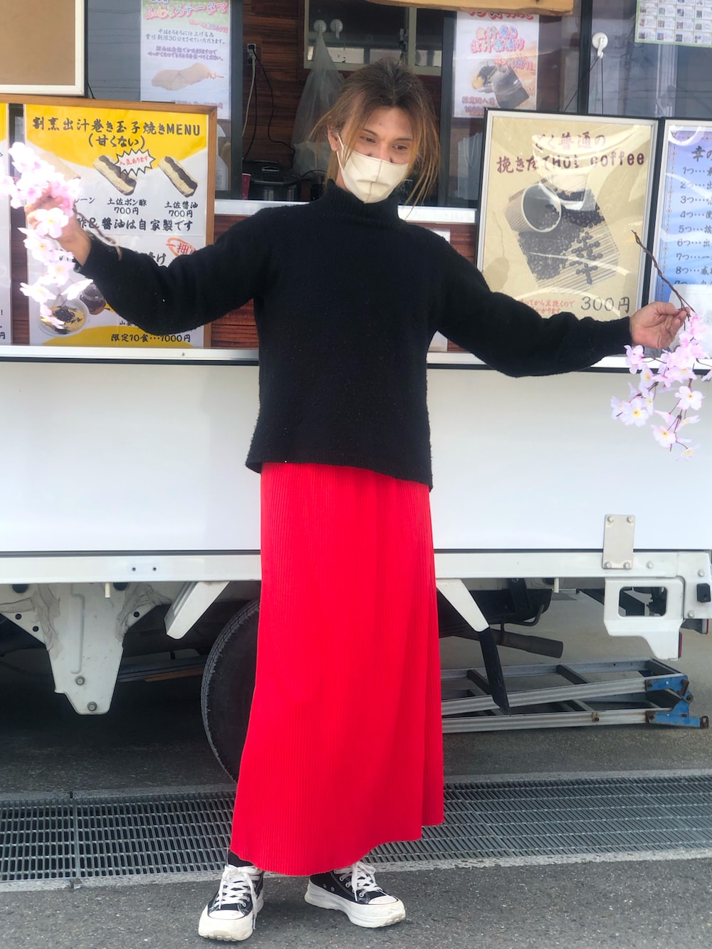 「春めき満開コーデ、春コーデ、ジェンダーレス、メンズスカート、赤、黒、カジュアルコーデ、スニーカー」｜「古着のアイテム（ニット/セーター、ブラック系）」を使った、ゆきさん（メンズ・172cm）の春コーディネートの3枚目の写真