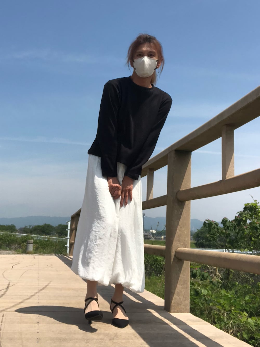 「大人コーデ、モノトーンコーデ、メンズスカート、ジェンダーレス、オトナカワイイ、きれいめカジュアル」｜「古着のアイテム（ニット/セーター、ブラック系）」を使った、ゆきさん（メンズ・172cm）の春コーディネートの2枚目の写真