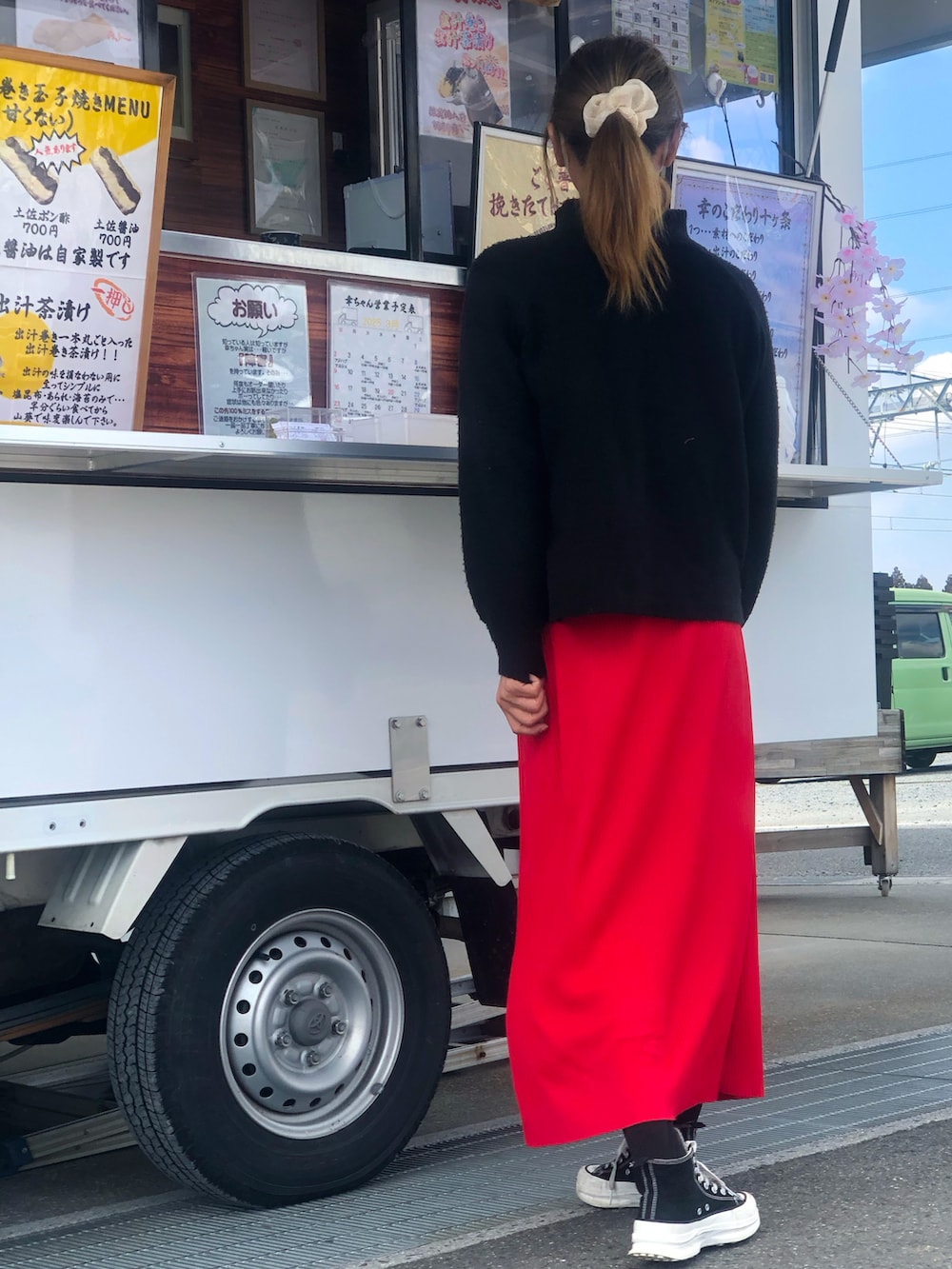 「春めき満開コーデ、春コーデ、ジェンダーレス、メンズスカート、赤、黒、カジュアルコーデ、スニーカー」｜「古着のアイテム（ニット/セーター、ブラック系）」を使った、ゆきさん（メンズ・172cm）の春コーディネートの4枚目の写真